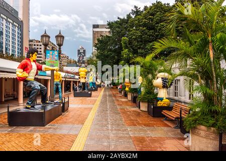 Hong Kong Avenue of Comic Stars, Kowloon Park. Hintergrund der urbanen Skyline Stockfoto