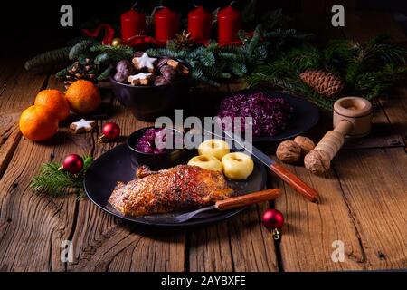 Gänsebraten Sie mit Bratapfel, Rotkohl und Knödel Stockfoto