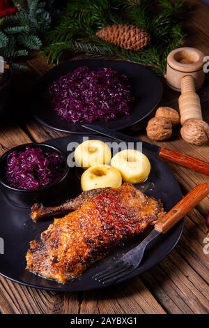 Gänsebraten Sie mit Bratapfel, Rotkohl und Knödel Stockfoto