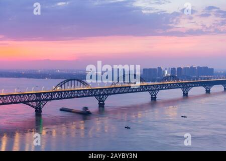 jiujiang kombinierte Brücke in Einbruch der Dunkelheit Stockfoto