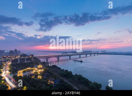 flussbrücke des jiujiang jangtse in der Nacht fällt Stockfoto