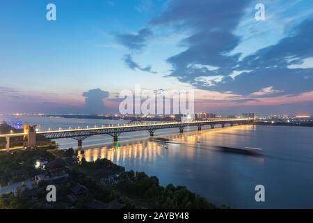 jiujiang kombinierte Brücke in Einbruch der Dunkelheit Stockfoto