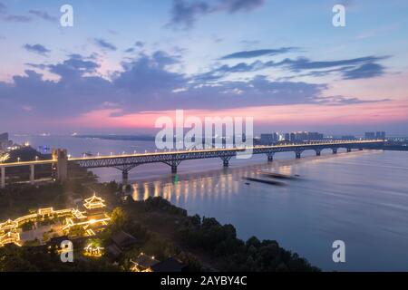 Schöne flussbrücke des jangtsekiang nachts in jiujiang Stockfoto