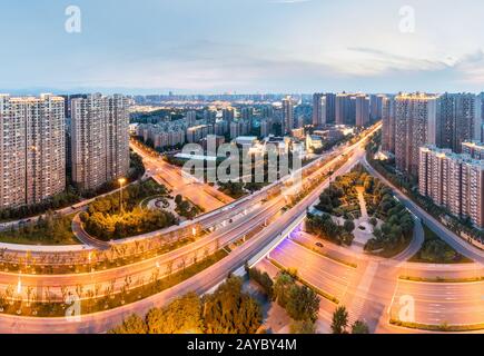 Stadtverkehr in Einbruch der Dunkelheit bei xian Stockfoto