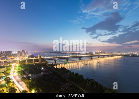 flussbrücke des jiujiang jangtse in der Nacht Stockfoto