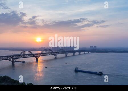 Jiujiang Yangtze River Bridge im Sonnenuntergang Stockfoto