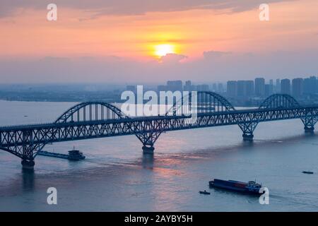 flussbrücke des jiujiang jangtse in der Nähe bei Sonnenuntergang Stockfoto