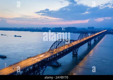 flussbrücke des jiujiang jangtse in der Nacht Stockfoto