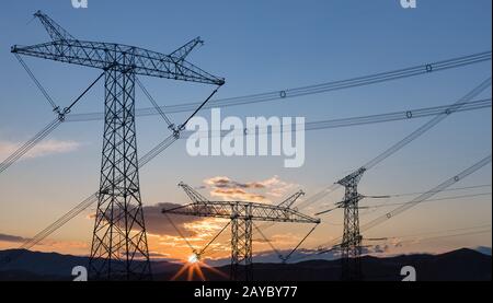 Power Transmission Pylon bei Sonnenaufgang Stockfoto