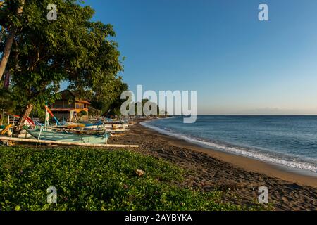 Traditionelle balinesische Fischerboote (Junkung) an einem Strand in Amed, East Bali, Indonesien. Stockfoto