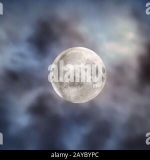 Großer Vollmond am Nachthimmel mit Wolken Stockfoto