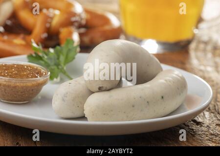 Bayerische Kalbswurst mit Brezel Stockfoto