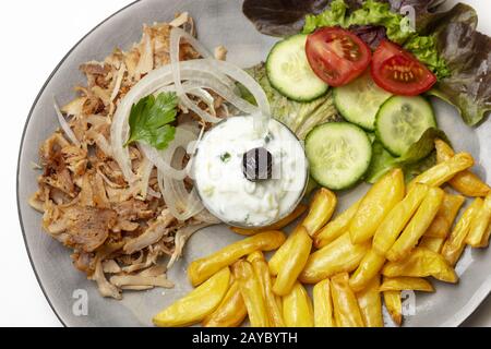 Griechische Gyros mit Tzaziki und Chips Stockfoto