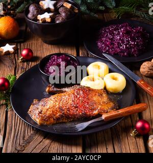 Gänsebraten Sie mit Bratapfel, Rotkohl und Knödel Stockfoto