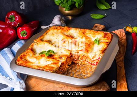 Rustikales würziges Lasagne mit Basilikum auf der Zinn. Stockfoto