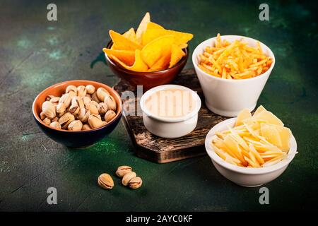 Bier-Snacks auf Holztisch Stockfoto