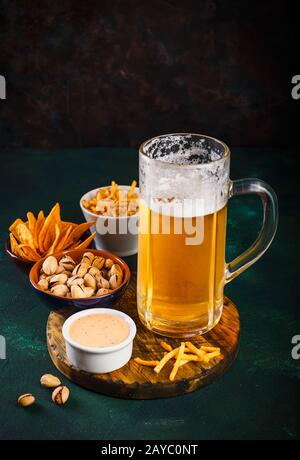 Bierbecher auf dunklem Hintergrund Stockfoto