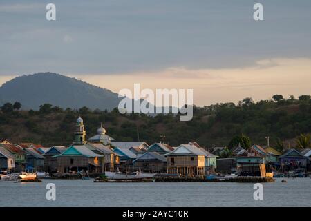 Blick auf die Bungin-Insel, vor der Küste der Insel Sumbawa, Indonesien, Heimat einer Gruppe von Zigeunern des Bajau-Meeres, berühmt für ihr Leben in Stielhäusern über dem w Stockfoto