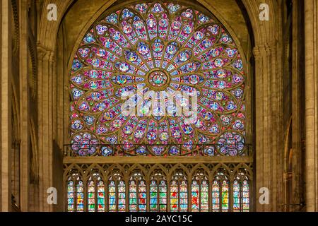 Glasfenster der Kathedrale Notre-Dame de Paris. Stockfoto