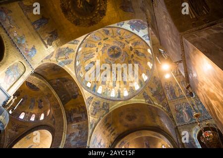 Innenansicht der Basilika di San Marco in Venedig Stockfoto