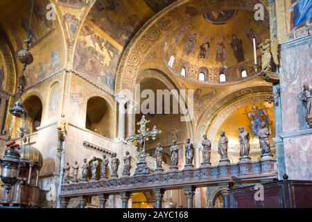 Innenansicht des Markusdoms in Venedig Stockfoto