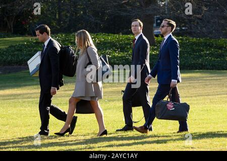 Senior Advisor Jared Kushner geht am Freitag, 14. Februar 2020, an Bord von Marine One auf dem South Lawn des Weißen Hauses in Washington, DC, USA, wo er mit Präsident Donald J. Trump der Vereinigten Staaten und Der First Lady Melania Trump für einen Wochenendausflug nach Mar-a-Lago abfährt. Kredit: Stefani Reynolds/CNP /MediaPunch Stockfoto