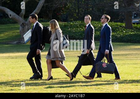 Senior Advisor Jared Kushner geht am Freitag, 14. Februar 2020, an Bord von Marine One auf dem South Lawn des Weißen Hauses in Washington, DC, USA, wo er mit Präsident Donald J. Trump der Vereinigten Staaten und Der First Lady Melania Trump für einen Wochenendausflug nach Mar-a-Lago abfährt. Kredit: Stefani Reynolds/CNP /MediaPunch Stockfoto