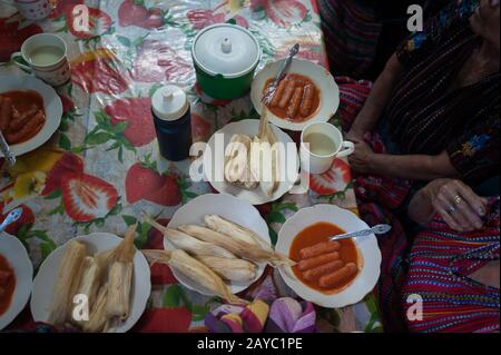 Indigene Frauen der Maya zum Mittagessen von NPO in San Jorge La Laguna, Solola, Guatemala. Stockfoto