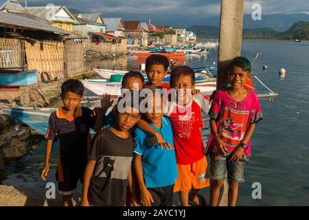 Lokale Jungen im Dorf Bajau Sea Gypsy auf Bungin Island, berühmt für ihr Leben in Stelzenhäusern über dem Wasser und ihr Leben ganz abseits vom Meer Stockfoto