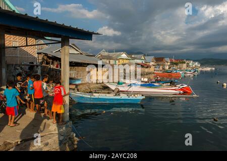 Lokale Jungen im Dorf Bajau Sea Gypsy auf Bungin Island, berühmt für ihr Leben in Stelzenhäusern über dem Wasser und ihr Leben ganz abseits vom Meer Stockfoto