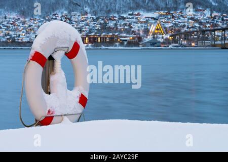 Rettungsschwimmer im Schnee bedeckt Stockfoto