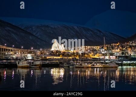 Hafen von Tromso und Arktische Kathedrale Stockfoto