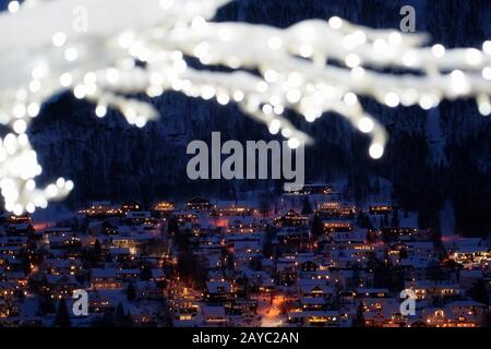 Entschärfter Winterbaum mit Lichtern und Dekorationen Stockfoto