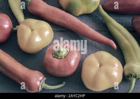 Reife Früchte von verschiedenen Sorten von Paprika Stockfoto