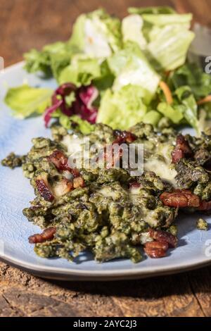 Tirolischer Spaetzle mit Schinken und Salat Stockfoto