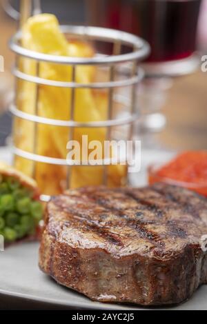 Nahaufnahme des gegrillten Steaks mit pommes frites Stockfoto