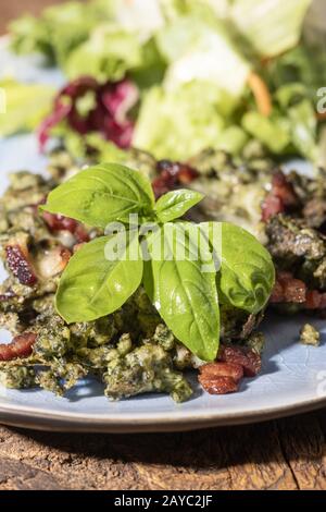 Tirolischer Spaetzle mit Schinken und Salat Stockfoto