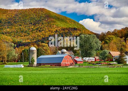 Farm mit roter Scheune und Silos in Vermont Stockfoto