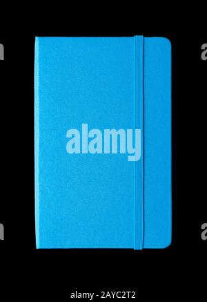 Blaues, blaues, geschlossenes Notebook, schwarz isoliert Stockfoto
