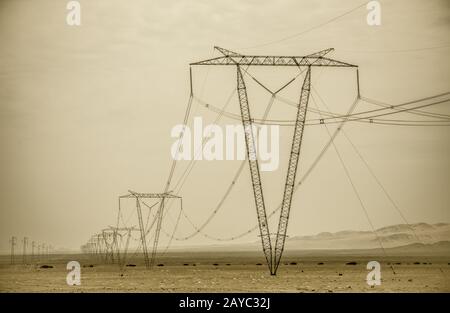Hochspannungsleitungen und Strommasten Stockfoto