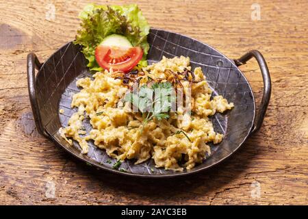 Bayerns Käspätzle in einer schwarzen Pfanne Stockfoto