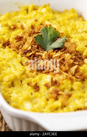 Hausgemachte schwäbische Spaetzle auf Holz Stockfoto