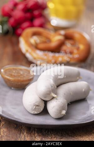 Bayerische Kalbswurst mit Brezel Stockfoto