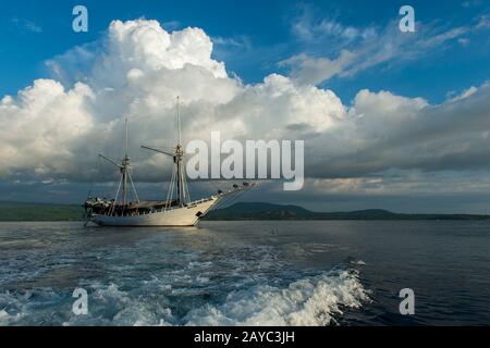 Der MSV Katharina, ein 38 Meter langes Holzpinisi-Schiff (ein traditionelles indonesisches Segelschiff) auf der Insel Satonda, das durch Vulkanausbruch entstanden ist Stockfoto