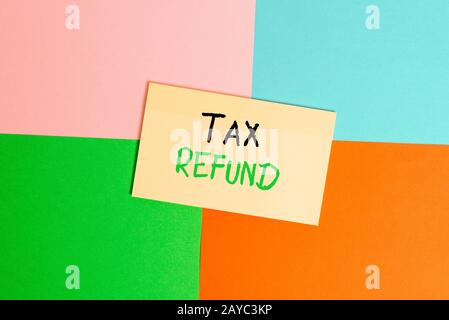 Textzeichen mit Steuerrückerstattung. Konzeptionelle Erstattung von Fotos bei Steuern, wenn die Steuerschuld geringer ist als die steuerpflichtige Büro-Appliance c Stockfoto