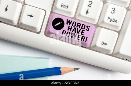 Wörter mit Handschriftertext haben Power. Konzept bedeutet, dass sie in der Lage sind, Verletzungen zu heilen oder jemandem zu schaden, mit dem eine weiße pc-Tastatur verwendet wird Stockfoto