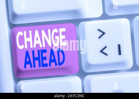 Die Schreibung von Handschriftertext ändert sich. Konzept, das bedeutet, durch einen anderen zu ersetzen oder gegen einen anderen auszutauschen, wird ein anderer weißer pc-Keyboar Stockfoto