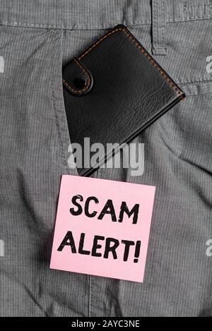 Konzeptionelles Handschreiben mit Scam Alert. Firmenfototext beschafft sich betrügerisch Geld vom Opfer, indem er ihn dazu überredet, eine kleine wa zu überreden Stockfoto