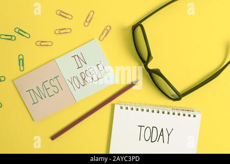 Textzeichen, das zeigt, dass Sie in sich investieren. Konzeptionelles Foto Lernen Sie neue Dinge oder Materialien, damit Ihr viel besseres Quadrat leer wird Stockfoto