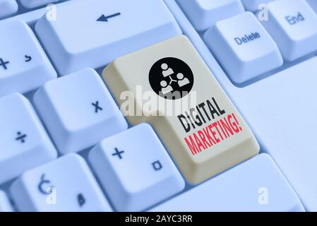Handschriftertext Digitales Marketing. Konzept bedeutet, dass Produkte oder Dienstleistungen auf dem Markt mit Technologien auf der weißen pc-Tastatur des Internets verwendet werden Stockfoto